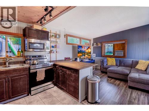 901 5A Street S, Cranbrook, BC - Indoor Photo Showing Kitchen With Double Sink