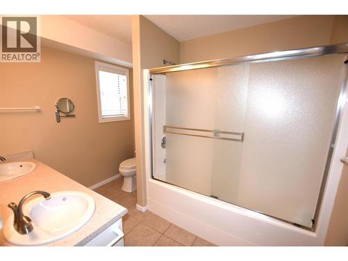 ensuite with jetted tub - 649 Elk Street, Vernon, BC - Indoor Photo Showing Bathroom