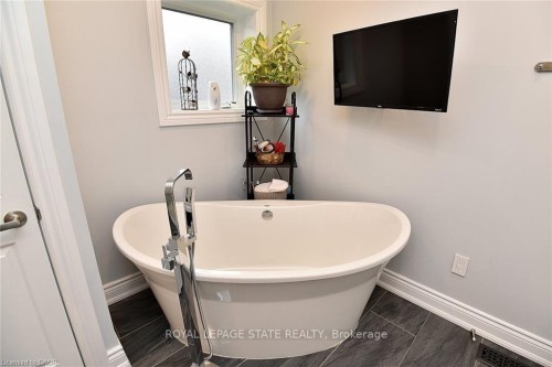 293 Fairfield Avenue, Hamilton, ON - Indoor Photo Showing Bathroom