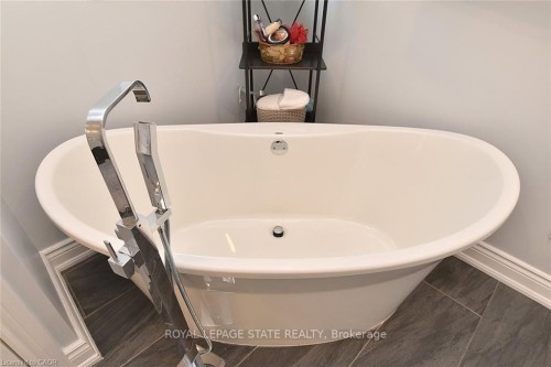 293 Fairfield Avenue, Hamilton, ON - Indoor Photo Showing Bathroom
