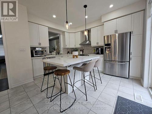Upper - 105 Whitlock Avenue E, Milton, ON - Indoor Photo Showing Kitchen With Upgraded Kitchen