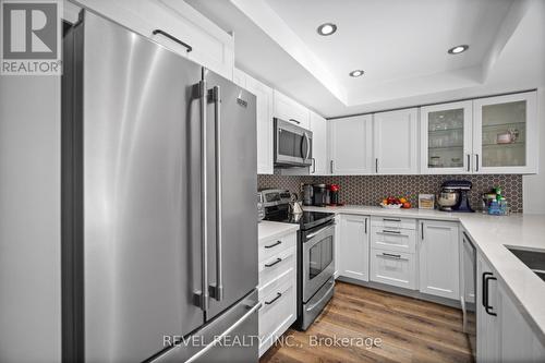 3 - 2058 Brant Street, Burlington, ON - Indoor Photo Showing Kitchen With Stainless Steel Kitchen With Upgraded Kitchen