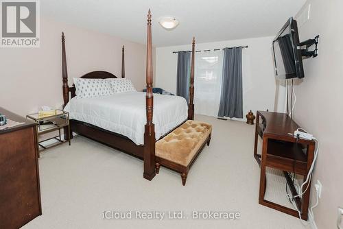 32 Rolling Lane, Hamilton, ON - Indoor Photo Showing Bedroom