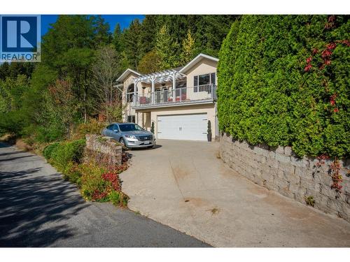 3301 LABURNUM Drive  Trail, BC V1R 2S8