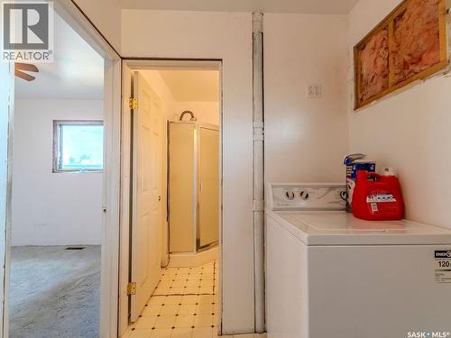 90 2Nd Street, Osler, SK - Indoor Photo Showing Laundry Room