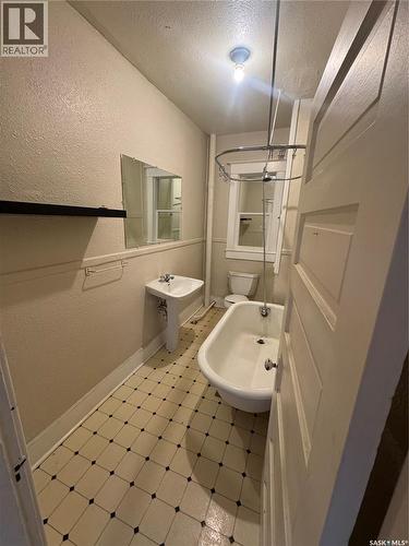305 Queen Street, Saskatoon, SK - Indoor Photo Showing Bathroom