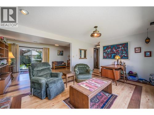 2681 Abbott Street, Kelowna, BC - Indoor Photo Showing Living Room