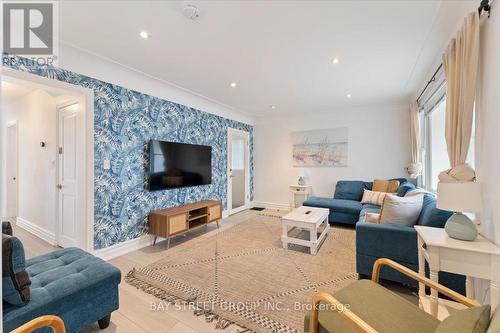 1019 Beach Boulevard, Hamilton, ON - Indoor Photo Showing Living Room