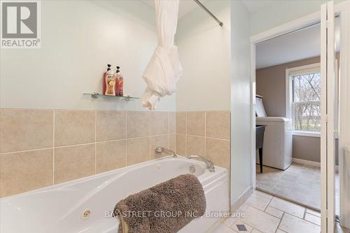 1019 Beach Boulevard, Hamilton, ON - Indoor Photo Showing Bathroom