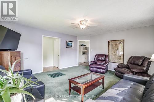 949 Raymond Road, Muskoka Lakes, ON - Indoor Photo Showing Living Room