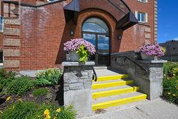 Welcoming front entrance. - 