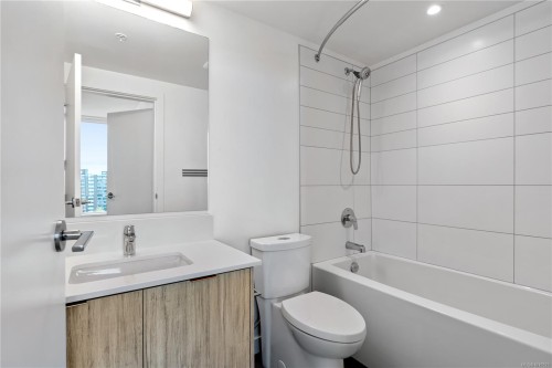 1206-845 Johnson St, Victoria, BC - Indoor Photo Showing Bathroom