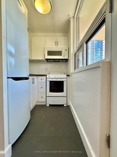 301-1500 Bathurst Street, Toronto, ON - Indoor Photo Showing Kitchen