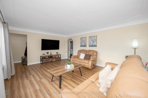 43 Lake Avenue N, Hamilton, ON - Indoor Photo Showing Living Room