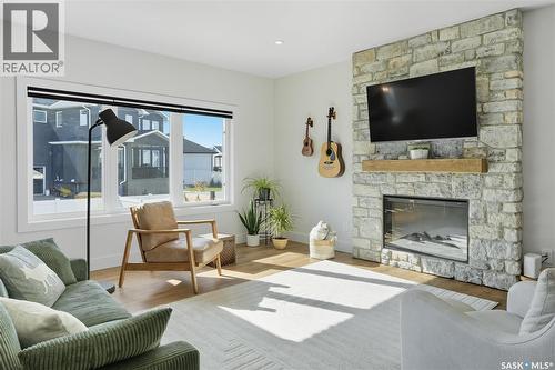 518 Hamm Crescent, Saskatoon, SK - Indoor Photo Showing Living Room With Fireplace