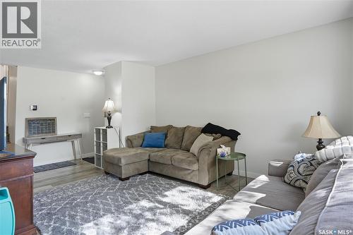 127 Hastings Crescent, Regina, SK - Indoor Photo Showing Living Room