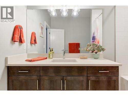1940 Klo Road Unit# 7, Kelowna, BC - Indoor Photo Showing Bathroom