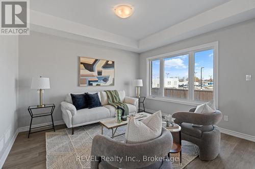 210 Wellandvale Drive, Welland (N. Welland), ON - Indoor Photo Showing Living Room