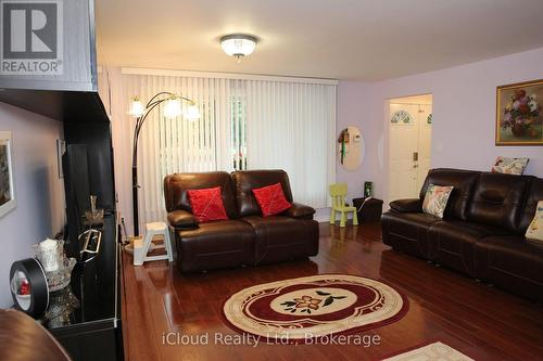 888 Bloor Street, Mississauga, ON - Indoor Photo Showing Living Room