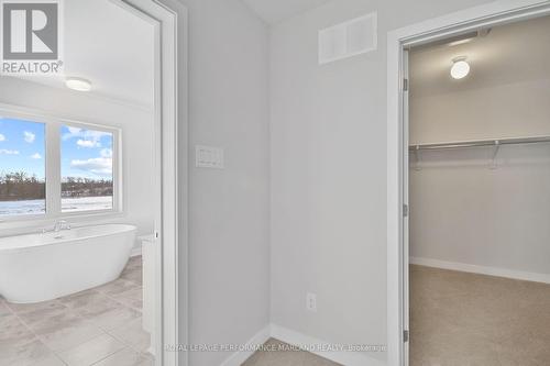 655 Fenwick Way, Ottawa, ON - Indoor Photo Showing Bathroom
