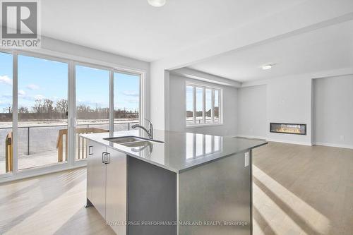 655 Fenwick Way, Ottawa, ON - Indoor Photo Showing Kitchen With Double Sink