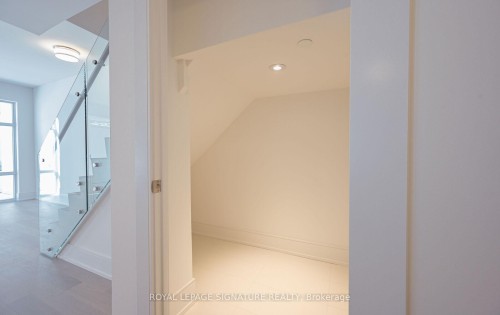 105-10 Inn On The Park Drive, Toronto, ON - Indoor Photo Showing Other Room