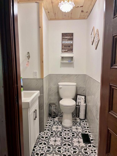 31 Blue Bay Lane, Kawartha Lakes, ON - Indoor Photo Showing Bathroom