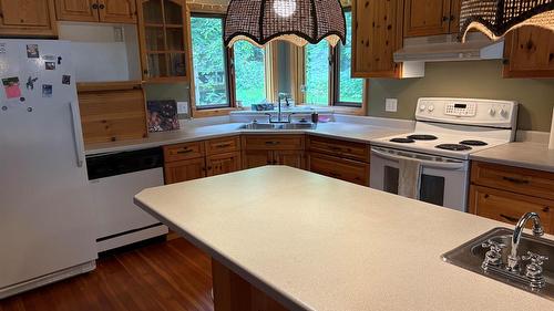 4512 Highway 6, Burton, BC 