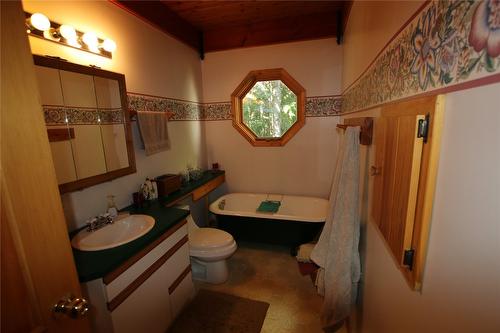 4512 Highway 6, Burton, BC - Indoor Photo Showing Bathroom