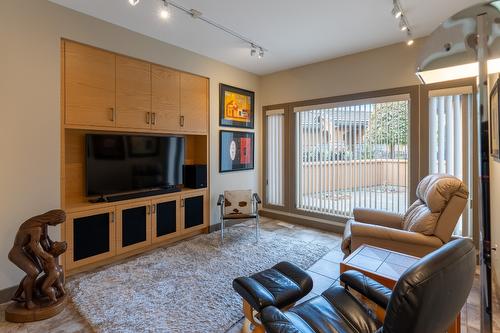 12-4100 Gallaghers Parkland, Kelowna, BC - Indoor Photo Showing Living Room