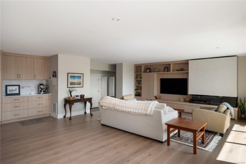 3819 Beachview Pl, Saanich, BC 