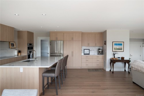 3819 Beachview Pl, Saanich, BC 