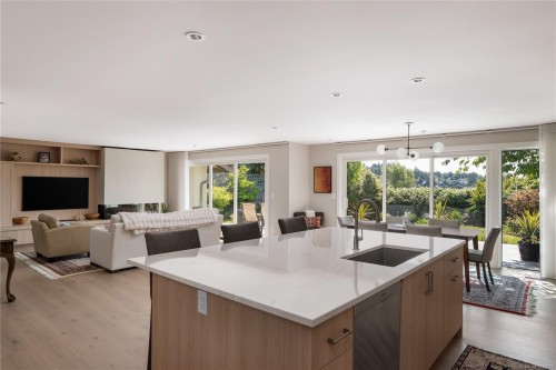 3819 Beachview Pl, Saanich, BC 