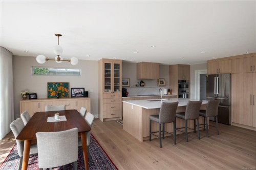 3819 Beachview Pl, Saanich, BC 