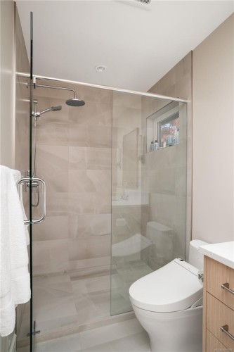 3819 Beachview Pl, Saanich, BC 