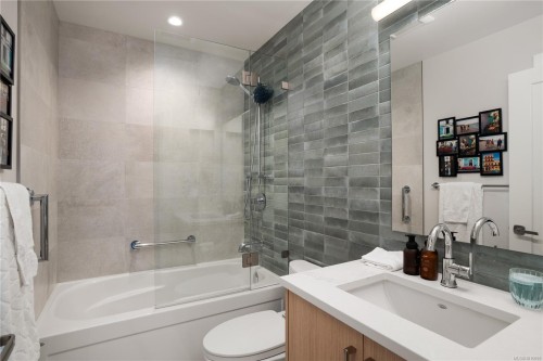 3819 Beachview Pl, Saanich, BC 