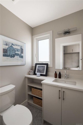 3819 Beachview Pl, Saanich, BC 