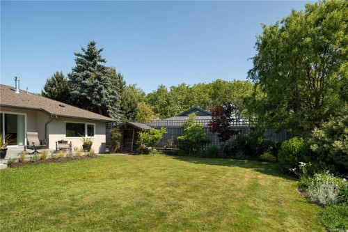 3819 Beachview Pl, Saanich, BC 