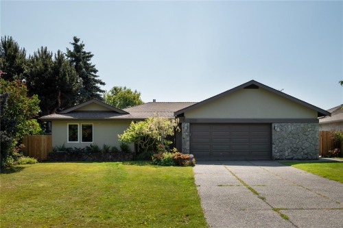 3819 Beachview Pl, Saanich, BC 