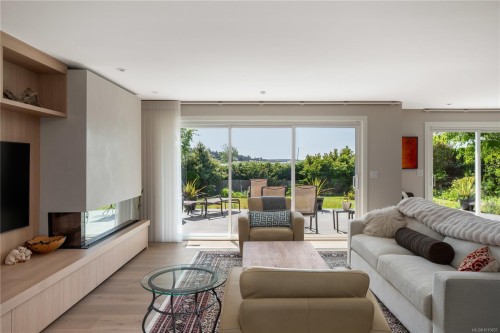 3819 Beachview Pl, Saanich, BC 