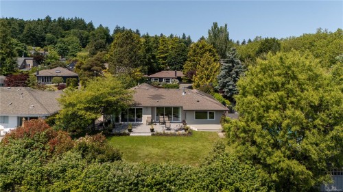 3819 Beachview Pl, Saanich, BC 