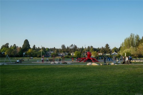 3819 Beachview Pl, Saanich, BC 