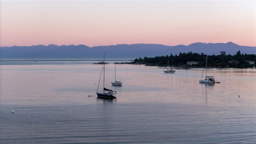 3819 Beachview Pl, Saanich, BC 