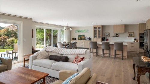 3819 Beachview Pl, Saanich, BC 