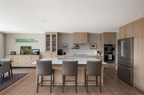 3819 Beachview Pl, Saanich, BC 