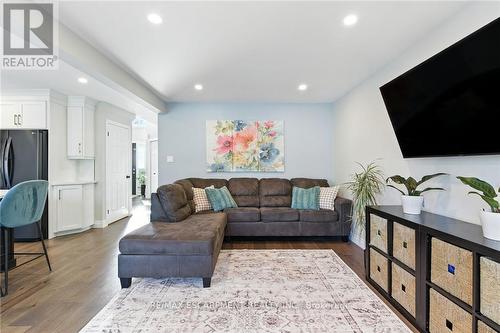 2 Caledonia Avenue, Haldimand, ON - Indoor Photo Showing Living Room