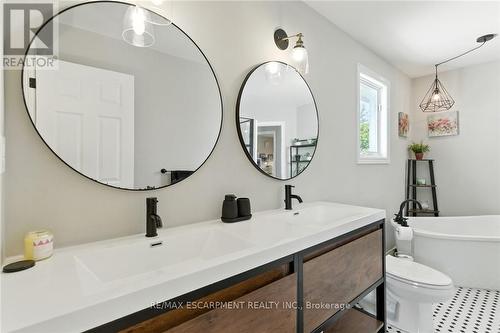 2 Caledonia Avenue, Haldimand, ON - Indoor Photo Showing Bathroom