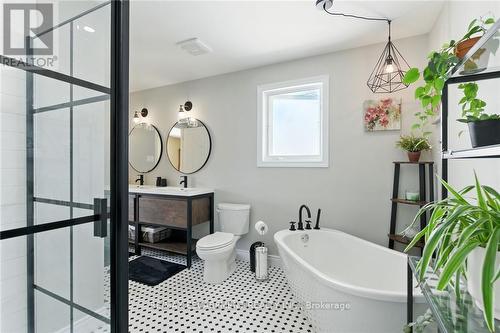 2 Caledonia Avenue, Haldimand, ON - Indoor Photo Showing Bathroom