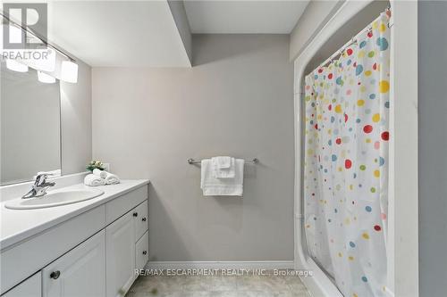 2 Caledonia Avenue, Haldimand, ON - Indoor Photo Showing Bathroom
