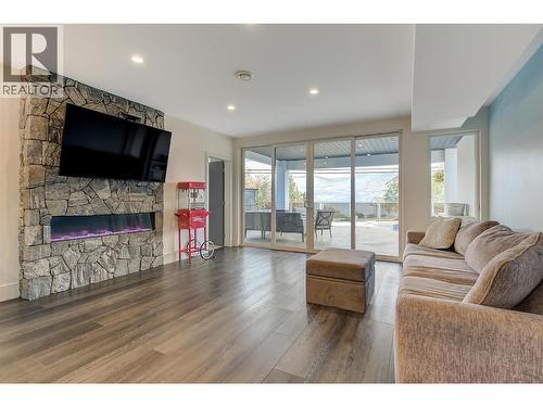 3961 Beachview Drive E, West Kelowna, BC - Indoor Photo Showing Living Room With Fireplace